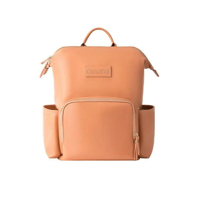 sac à langer en cuir sur fond blanc