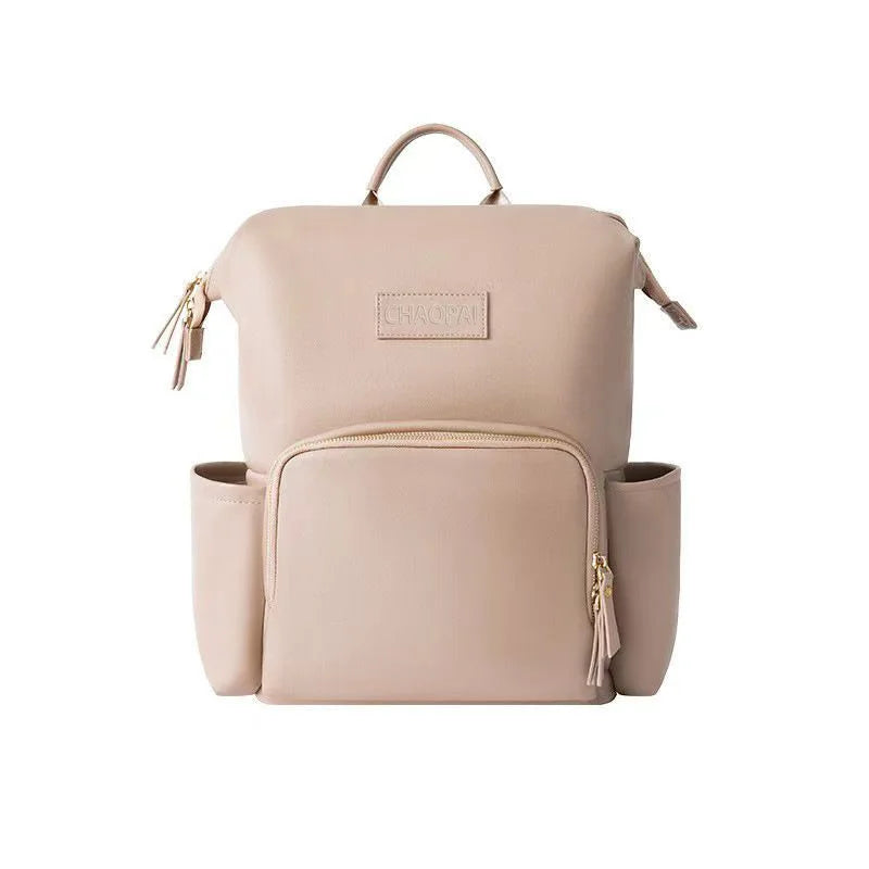 sac à langer en cuir kaki sur fond blanc