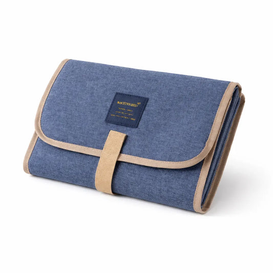 tapis a langer dans sa pochette sur fond blanc