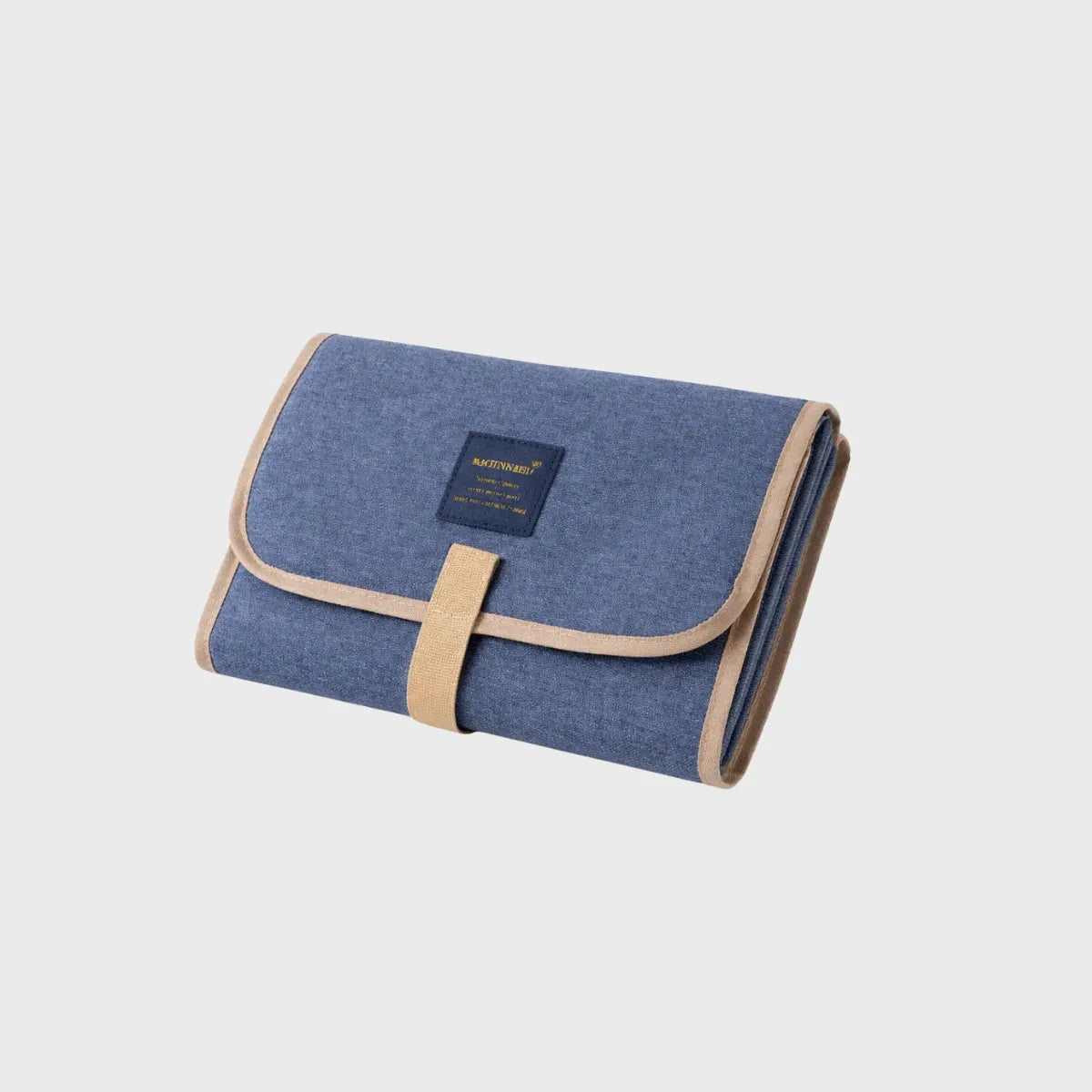 tapis a langer dans sa pochette sur fond blanc