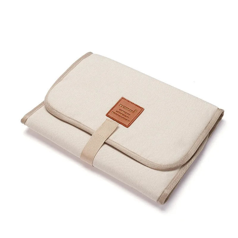tapis à langer beige dans sa pochette