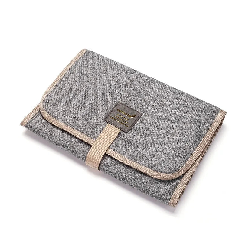 tapis à langer gris dans sa pochette