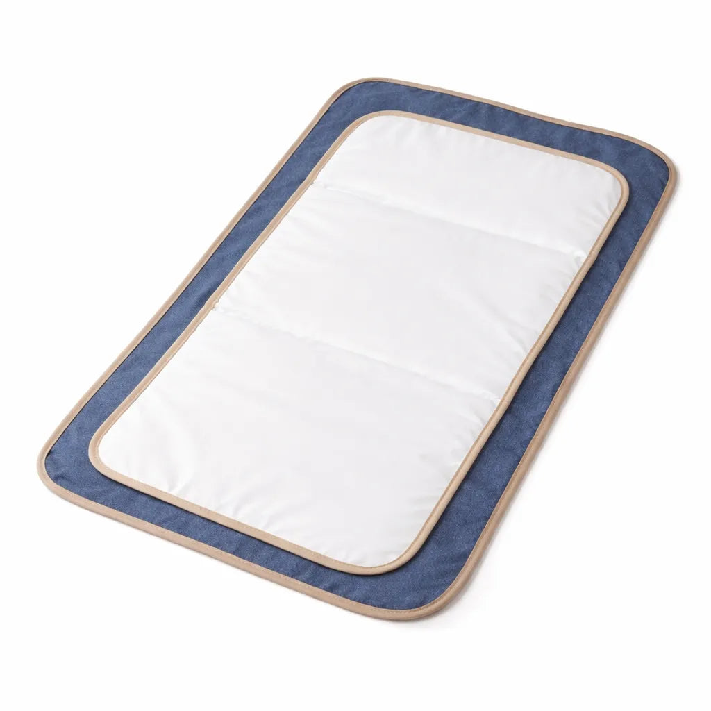 tapis à langer large sur fond blanc
