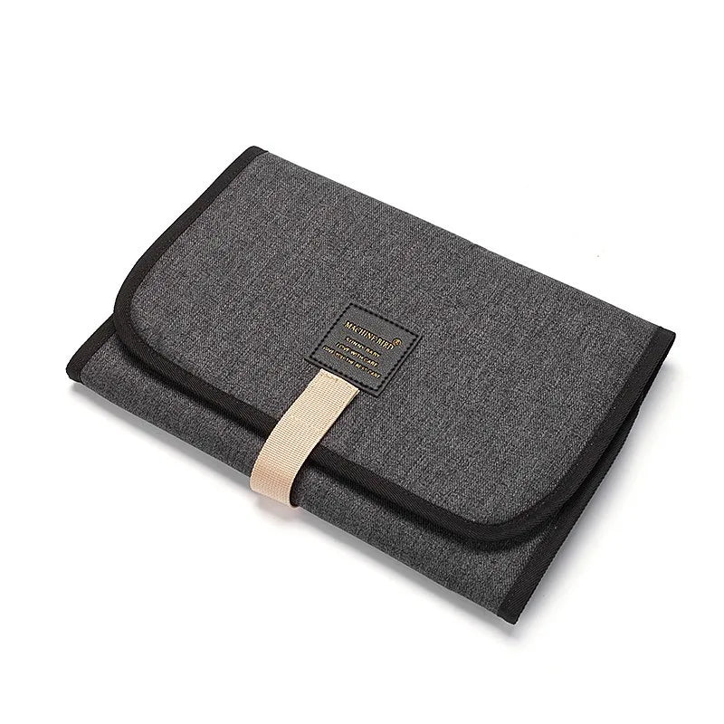 tapis à langer noir dans sa pochette