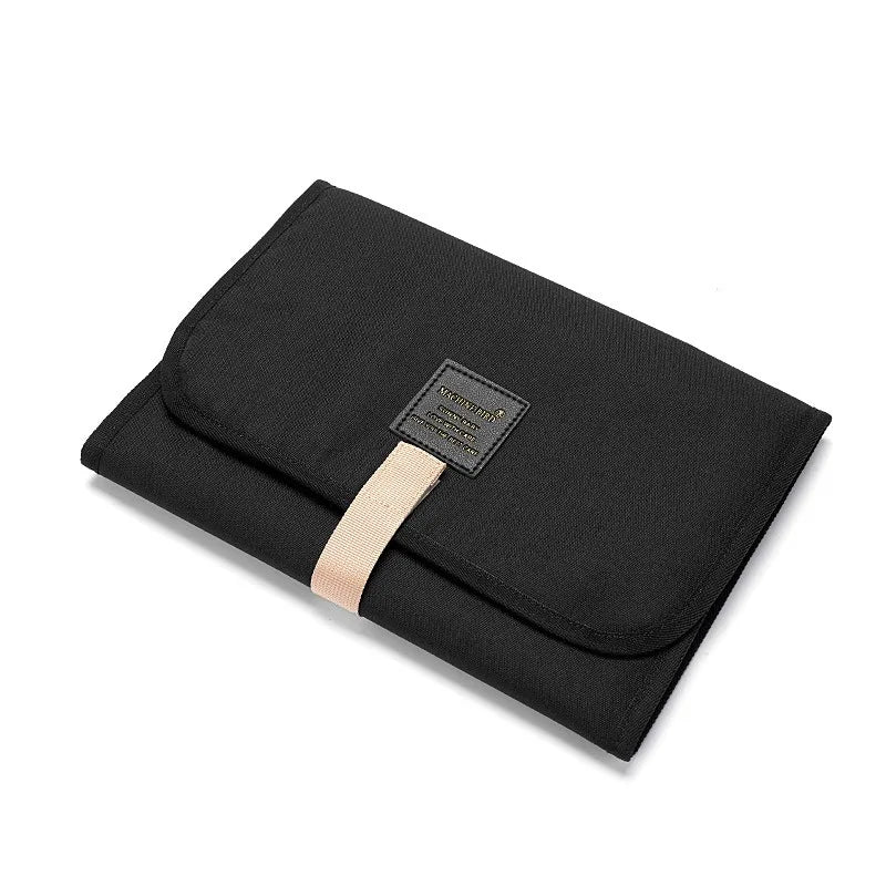 tapis à langer noir foncé dans sa pochette