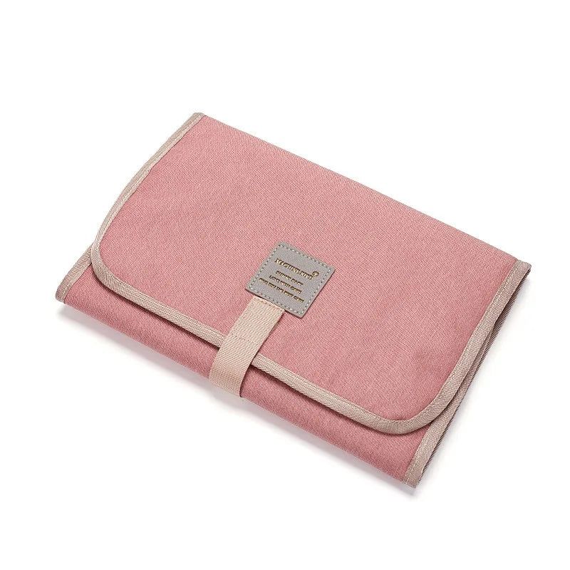 tapis à langer rose dans sa pochette